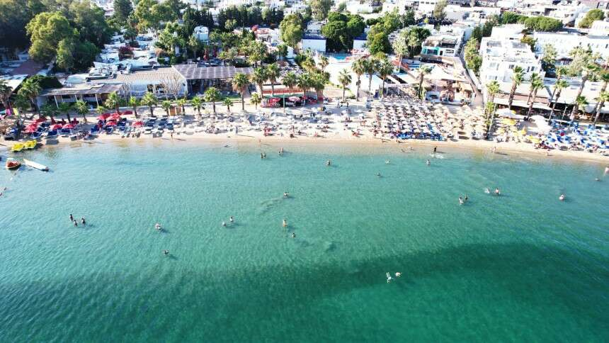 Okulların kapanması ve 9 günlük bayram tatiliyle Bodrum yerli turist akınına uğradı. Özellikle 9 günlük Kurban Bayramı tatilinin başlamasıyla birlikte araçlarıyla Bodrum’a gelen vatandaşlar uzun trafik kuyrukları oluşturdu. Uçaklar ve şehirlerarası otobüsler ek seferler koydu. Cuma günü mesai bitimiyle birlikte Bodrum’a akın eden yerli turistlerle birlikte Bodrum’un nüfusu 850 bine ulaştı. 60 saate 60 bin aracın girdiği ilçede sahiller de doldu taştı. Bodrum’un tüm sahillerinde adım atacak yer kalmadı. Güneşin, kumun ve denizin tadını çıkaran tatilciler müziğin ritmiyle de doya doya eğlendi.