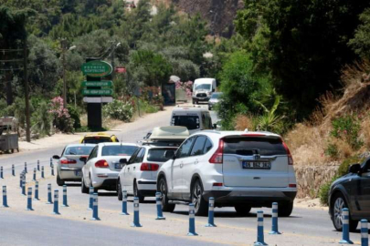 Bayram öncesi Ölüdeniz'e tatilci akını