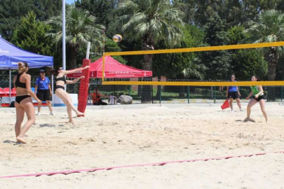 İnciraltı Spor Tesisleri'nde voleybol rüzgarı esti