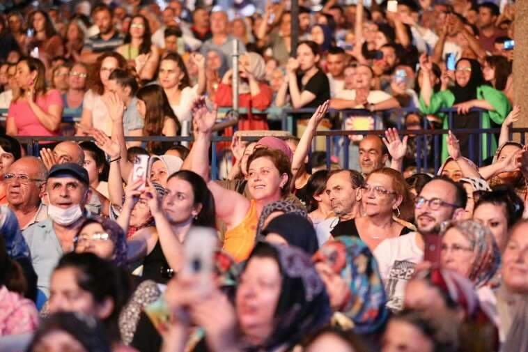 Muazzez Ersoy konserinin sonunda sahneye çıkan Bergama Belediye Başkanı Hakan Koştu, 