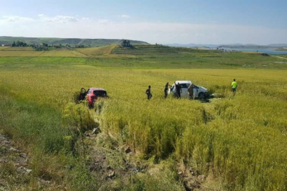 Çorum'da kaza: Otomobiller tarlaya uçtu