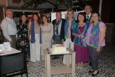 Dokuz Eylül Rotary’de Tiyanşan bayrağı Menkü’ye devretti