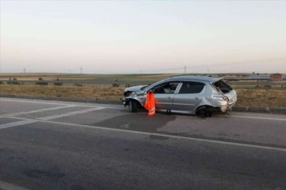 Afyonkarahisar'da kaza... Otomobil bariyerlere çarptı