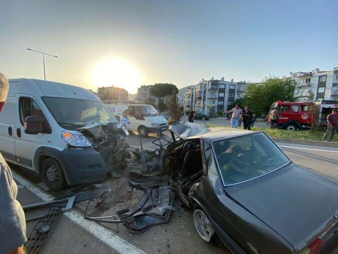 İzmir'in Bayındır ilçesinde otomobil ile ticari aracın karıştığı kazada yaralanan ve hastaneye kaldırılan 19 yaşındaki genç, yapılan tüm müdahalelere rağmen kurtarılamayarak hayatını kaybetti.