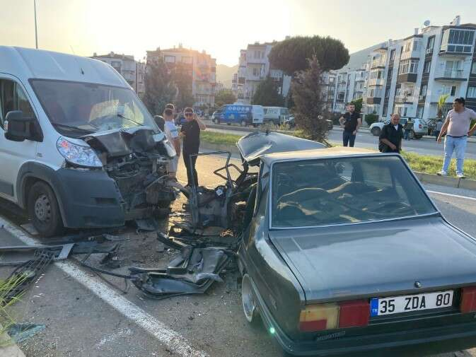 Dün akşam saat 19.00 sularında Bayındır İstasyon Kavşağı'nda bir trafik kazası meydana geldi. İddiaya göre, Mehmetcan Keser idaresindeki 35 ZDA 80 plakalı otomobil, Bayındır'dan Torbalı istikametine seyir halinde olduğu sırada sürücüsünün direksiyon hakimiyetini kaybetmesiyle karşı şeride geçerek 07 ART 307 plakalı ticari araç ile çarpıştı. Kazayı gören çevredeki vatandaşların durumu 112 Acil Çağrı Merkezine bildirmesi üzerine olay yerine sağlık, itfaiye ve polis ekipleri sevk edildi. Olay yerine gelen polis ekipleri çevrede güvenlik önlemi alırken, itfaiye ekipleri araç içerisinde sıkışan Keser'i demir makaslar ile aracın kapısını keserek çıkarttı. Sağlık ekiplerinin yaptığı kontrollerde durumunun ağır olduğu belirlenen Keser, ambulans ile Torbalı Devlet Hastanesine kaldırıldı. Burada 19 yaşındaki genç yapılan tüm müdahalelere rağmen kurtarılamayarak hayatını kaybetti.