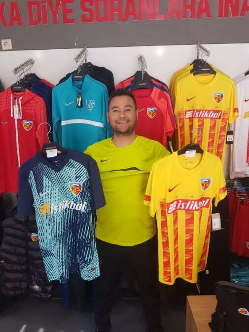 Kayserispor takımının yeni sezonda kullanacağı formalar taraftarın beğenisine sunulduktan sonra, storedaki yerini aldı. Yeni sezonda kullanılacak olan beyaz ve sarı formanın yanı sıra özel tasarlanan turkuaz renkli formalar da reyonlardaki yerini aldı.