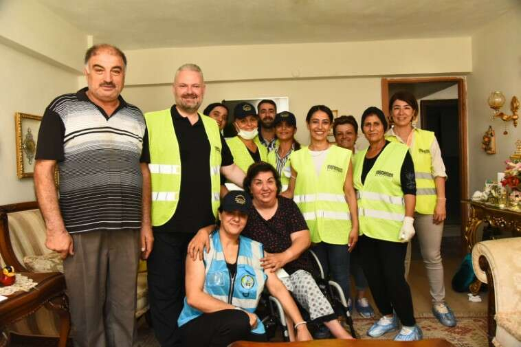 Menemen Belediye Başkanı Aydın Pehlivan, Kurban Bayramı’na bir gün kala sürpriz bir kutlama yaptı. Temizlik İşleri Müdürlüğü ekipleriyle birlikte tebdil-i kıyafet yapan Pehlivan, temizlik ve kişisel bakım hizmeti alan teyzenin evine girdi. Maske ve şapkasıyla tanınmaz hale gelen Pehlivan, bir yandan temizlik yaparken bir yandan da evinde bulunduğu yaşlı kadına belediyenin hizmetlerinden memnun olup olmadığını sordu