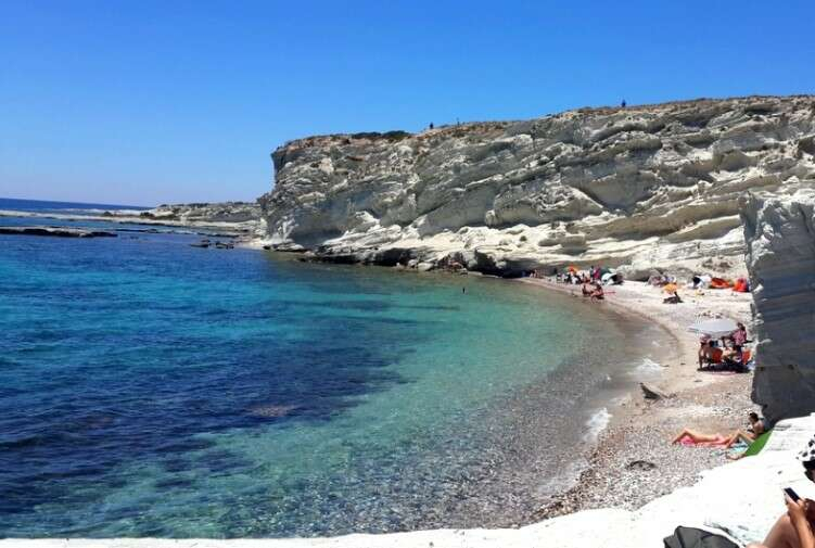 Çeşmenin en güzel plajları denince şüphesiz akla gelen ilk seçenek Delikli Koy oluyor. Diğer Çeşme Plajları göz önüne alındığında nispeten daha sakin bir plaj. Denizi biraz daha soğuk ama temizlik konusunda diğer plajlar kadar temiz.Bembeyaz kayaların önüne konumlanan masmavi denizi ve çakıl taşları ile sizi büyüsü altına alacağı kesin. Dalgaların beyaz kayaları zaman içerisinde aşındırması ile oluşan görüntüler sonucunda ismini almış bu sahil gündoğumu izlemeye gelenlerin de uğrak noktası. Koya giriş tamamen ücretsiz. Burada ihtiyaçlarınızı giderebileceğiniz bir tesis de bulunmuyor. Hazırlıklı gitmenizde fayda var.