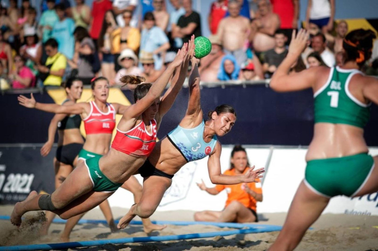 İzmir Büyükşehir Belediyesi'nin plaj sporlarının merkezi olarak hizmete sunduğu İnciraltı Spor Tesislerinde dört gün boyunca EHF Avrupa U17 Plaj Hentbolu Şampiyonası heyecanı yaşanacak.