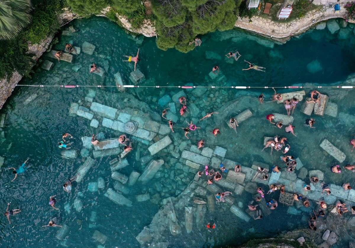 Pamukkale'deki antik termal havuzda bayram yoğunluğu