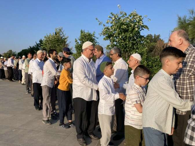 İzmir’de vatandaşlar Kurban Bayramı’nın 1. günü bayram namazını kılmak için sabahın erken saatlerinde kalkarak, camilerin yolunu tuttu. Kentteki birçok camide bir araya gelen vatandaşlar bayram namazını eda ederken, Bornova ilçesinde bulunan Bilal Saygılı Camii ve Külliyesi de bu camilerden birisi oldu. Saat 06.24’de cami içerisinde ve avlusunda saf tutan vatandaşlar bayram namazını kıldı. Namazın kılınmasının ardından bayram namazı hutbesinde ise Kurban Bayramı'nın önemi ve kurban kesmenin İslamiyet'teki yeri anlatıldı. Bayramların birlik, beraberlik ve kardeşliğin simgesi olduğu anlatılan hutbede İslam coğrafyasında yaşanan zulümlerin son bulması için dua edildi. Bayram namazını kılanlar cami çıkışında birbirleriyle bayramlaştı.