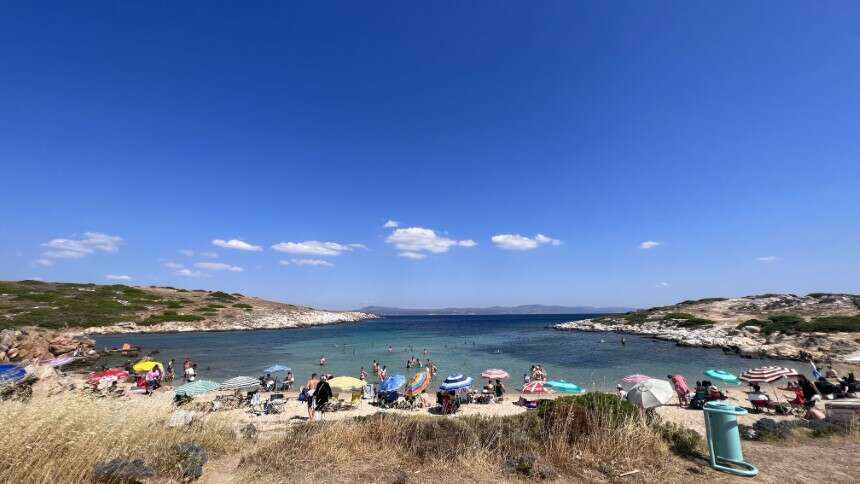 Çanakkale'nin Kuzey Ege Denizi’ndeki turizm cenneti Bozcaada ilçesinde dünyaca ünlü Akvaryum Koyu’nda 2 kez yaşanan kapı krizinin ardından bu kez de arsa sahibi tarafından bariyer konarak, koya girmek isteyen tatilcilerden 150 TL ücret alınması krizi yaşandı. Tarla sahibinin adaya gelen tatilcilerden, Akvaryum Koyu’na girmeleri karşılığında 150 TL giriş ücreti alması tepki çekti. Bozcaada Belediye Başkanı Hakan Can Yılmaz, faaliyetin izinsiz olduğu gerekçesiyle durdurulduğunu belirtti.