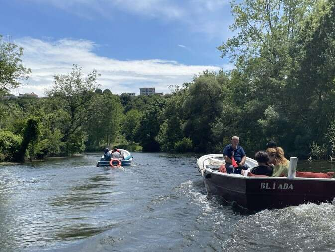 Meteoroloji'den yapılan açıklamaya göre tatil boyunca en düşük 27 derece yaşanacak olan hava sıcaklığı sebebiyle güzel havayı fırsat bilen vatandaşlar, Karadeniz kıyılarındaki yeşillik alanlarda kamp kurdu.