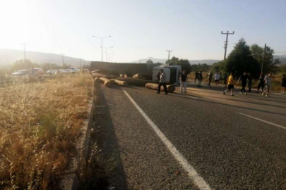 Muğla'da tomruk yüklü tır devrildi