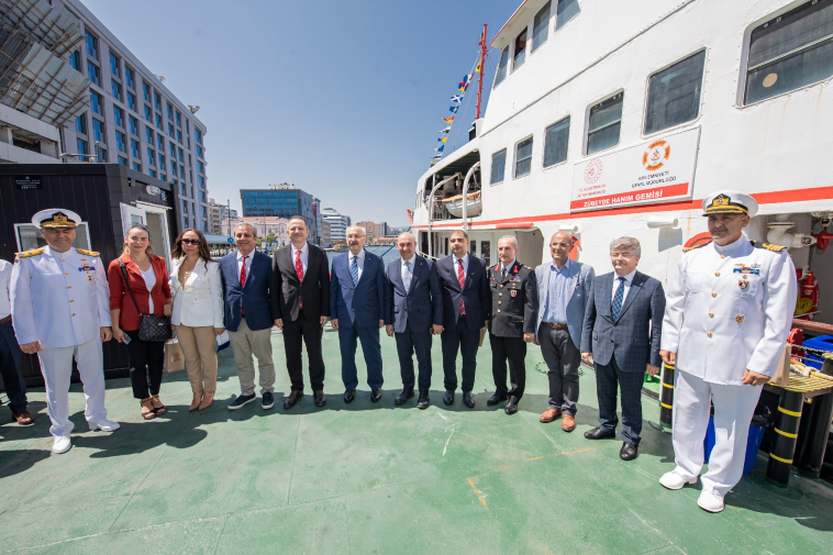 İzmir Büyükşehir Belediye Başkanı Tunç Soyer, Kabotaj Kanunu’nun kabulünün 97’nci yıldönümü nedeniyle düzenlenen 1 Temmuz Denizcilik ve Kabotaj Bayramı etkinliklerine katıldı. İzmir Büyükşehir Belediyesi’nin restore ettiği tarihi Bergama Vapuru ile yapılan Körfez turuna Başkan Tunç Soyer’in yanı sıra İzmir Valisi Yavuz Selim Köşger, Sahil Güvenlik Ege Deniz Bölge Komutanı Tuğamiral Serkan Tezel, İzmir Emniyet Müdürü Mehmet Şahne, İZDENİZ Yönetim Kurulu Başkanı Osman Hakan Erşen, İZDENİZ Genel Müdürü Ümit Yılmaz, Deniz Ticaret Odası İzmir Şubesi Yönetim Kurulu Başkanı Yusuf Öztürk ve İzmir Liman Başkanı Ünal Hakan Atalan, çeşitli sivil toplum kuruluşlarının başkanları ile temsilcileri yer aldı.