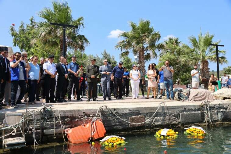 Urla’da 1 Temmuz Denizcilik ve Kabotaj Bayramı dolayısıyla tören düzenlendi. Deniz şehitleri adına denize çelenk bırakıldı