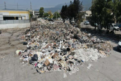 İzmir'in esnafı isyan etti: Mikrop kapıp hasta olacağız