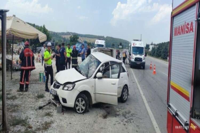 Manisa'da kaza! Otomobil kamyonetle çarpıştı