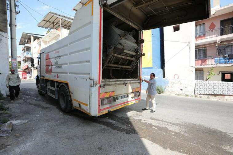 Bayraklı’nın sokaklarında yaz temizliği 