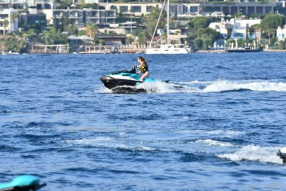 Yağmur Tanrısevsin'den jet-ski şov