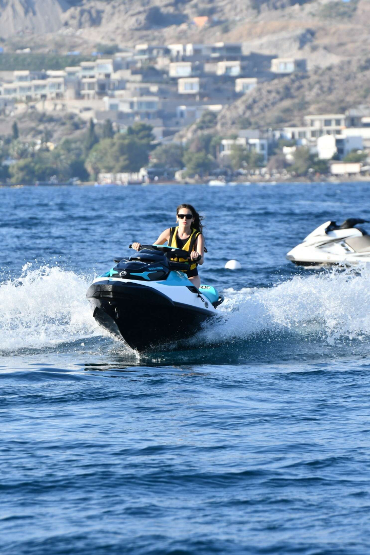 YAĞMUR TANRISEVSİN'İN JET-SKİ ŞOVU