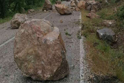 Kara yoluna düşen kayalar ulaşımı aksattı