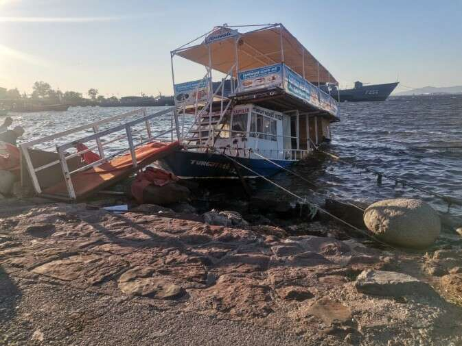 İzmir’de dün akşamdan bu yana kuvvetli lodos ekili oluyor. Lodos nedeniyle denizde oluşan sert dalgalar, Balçova ilçesi İnciraltı sahilinde kıyıya bağlı olan balık-ekmek teknesini gece saatlerinde yan yatırdı. Tekne sahipleri tarafından çağırılan vidanjör ile tekne içerisindeki suyu tahliye etme çalışmaları aralıksız sürüyor.