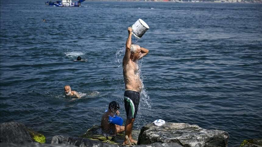 Türk Toraks Derneği, dünyada iklim değişikliği ile birlikte aşırı sıcaklıkların yaz mevsimlerinin kalıcı bir özelliği haline gelip çok sayıda ölüme neden olduğunu belirterek, vatandaşlara uyarılarda bulundu.