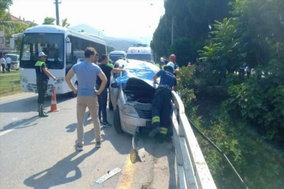 Manisa'da kaza! Otomobil bariyere çarptı