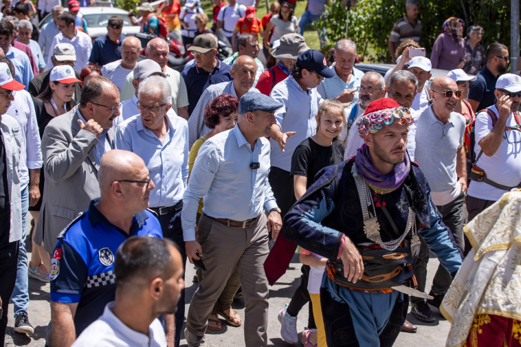 İzmir Büyükşehir Belediyesi'nin Küçük Menderes havzasında sürdürülebilir kalkınma, tarım dışı ekonomik faliyetleri çeşitlendirme ve yerel halkın gelir düzeyinin iyileşmesini hedefleyen kültür rotası Efeler Yolu'nun açılışı yapıldı. Açılışta konuşan Başkan Soyer, “Efeler Yolu deryayı fark etmemize imkan veren bir yolculuk. Gelecek nesillerin bugünü hatırlayacakları bir başlangıç. Efeler diyarı bu topraklarda, Cumhuriyetimizin 100. yılına girerken Anadolu kurtuluş mücadelesinin öncüleri, efelerin izinden gitmeye devam ediyoruz” dedi.