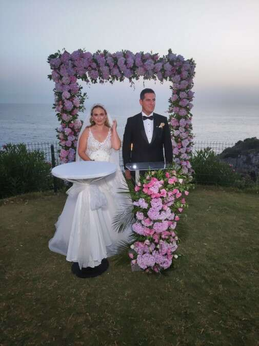 Genç çiftçi mutlu gününde yalnız bırakmayan Aydın Büyükşehir Belediye Başkanı Özlem Çerçioğlu, yeğenin nikahını kıyarak mutluluklar diledi. Nikah merasimi sırasında gelinin yüksek sesle “evet” demesinin ardından Başkan Çerçioğlu, “Halil, senin işin zor” diyerek espri yapması ise davetlileri güldürdü.