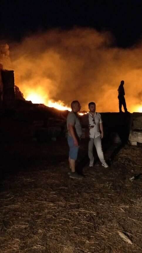 Denizli'nin Pamukkale ilçesinde bulunan Hierapolis Antik Kenti bölgesinde çıkan örtü yangını paniğe yol açtı