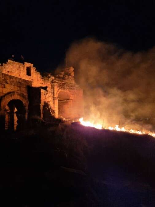 Denizli'nin Pamukkale ilçesinde bulunan Hierapolis Antik Kenti bölgesinde yangın çıktı.