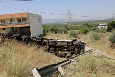 Manisa'da park halindeki tır devrildi