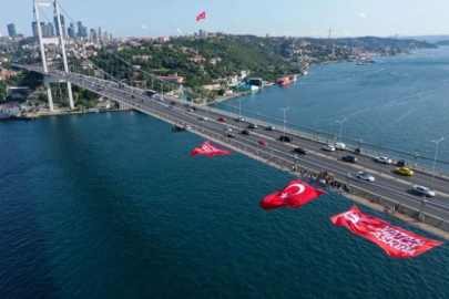 İstanbul Boğazı'nda Türk bayrağı dalgalandı