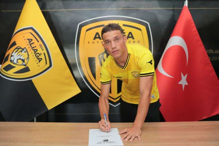 Aliağaspor FK, yeni transferi İsmail Kulet için kulüp binasında imza töreni düzenledi. İmza töreninde konuşan 19 yaşındaki forvet oyuncu İsmail Kulet, hedefleri büyük olan bir camiaya geldiği için mutluluk duyduğunu belirterek, “Hedeflerimiz doğrultusunda çok sıkı çalışıp elimizden gelenin en iyisini yapıp İnşallah şampiyon olacağız. Transferimde emeği geçen herkese teşekkür ediyorum. Birlikte başaracağız