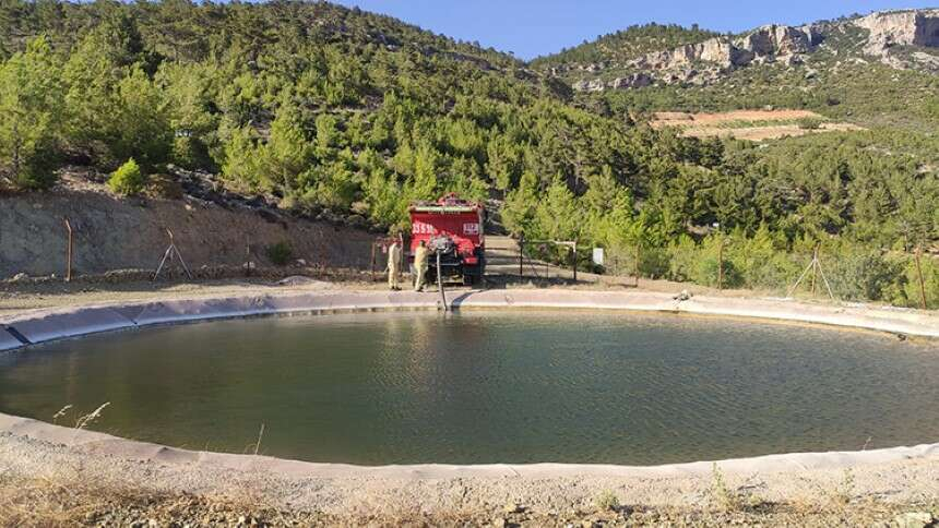 Gülnar ilçesinde henüz sebebi bilinmeyerek çıkan orman yangınına havadan ve karadan müdahale ediliyor.