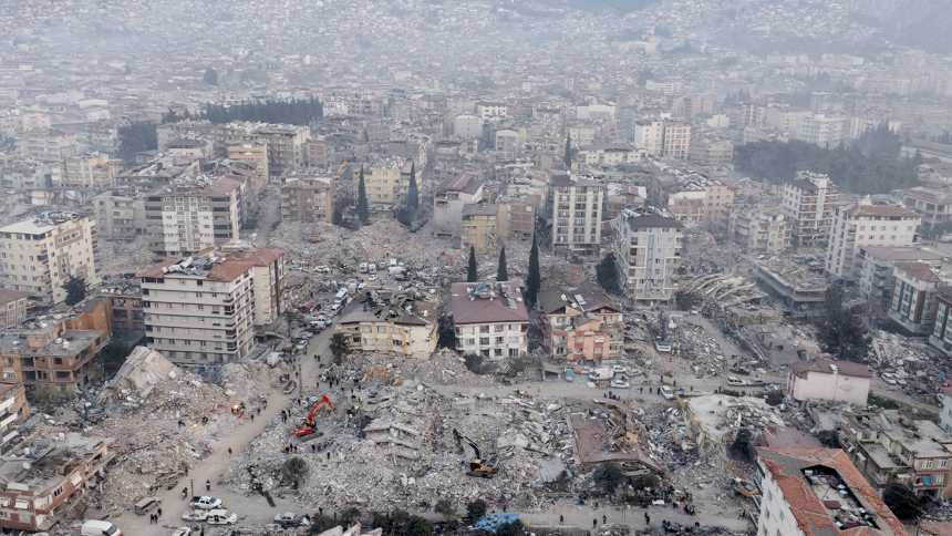 İki gün şehir dışına çıkıp bir otelde konakladığı için, AFAD tarafından verilen 5 bin liralık kira desteği kesilen C.B., “Sosyal devlet anlayışı bu olamaz, 2 gün sokakta mı yatsaydım” diyerek isyan etti