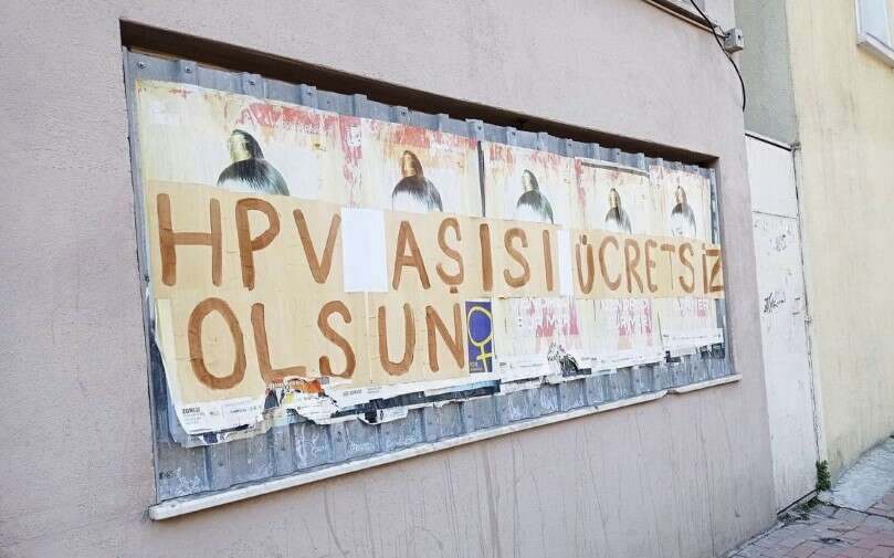 Boyun Eğmeyen İlaç Emekçileri’nden eczacı Cem Kılınç’ın başlattığı, ardından büyük bir ‘halk hareketi’ne dönüşen ‘HPV aşısı ücretsiz olsun’ mücadelesi 18 ayın sonunda kazanımla sonuçlanmıştı. Sağlık Bakanı Fahrettin Koca, geçtiğimiz yıl kasım ayında meclis kürsüsünden HPV aşısının ulusal aşı takvimine alınması için çalışmaların başlayacağını duyurmuştu. Fakat aradan tam 8 ay geçmesine rağmen hayati öneme sahip olan aşının ücretsiz uygulanmasına dair hiçbir çalışma yapılmadı. Kendi imkanlarıyla aşıyı yaptıran kadınların ücret iadesi için Sosyal Güvenlik Kurumu’na (SGK) açtıkları davaların kazanımla sonuçlanmaya devam ettiğini belirten Önce Çocuklar ve Kadınlar Derneği’nden Avukat Hediye Gökçe Baykal, “Bizim mücadelemiz ücretsiz olması yönünde iken, aşıya zam yapıldığını öğreniyoruz. Öte yandan dava harç ve masraflarına yapılan zamlarla da adalete erişim ciddi şekilde zedelenmiş durumda. Ülkemizdeki ekonomik kriz sebebiyle aşının fiyatının her geçen gün artması ve kişilerce karşılanabilmesi daha da zorlaşmakta. Bu sebeple ücretsiz olarak devlet tarafından karşılanmasına ilişkin düzenleme bir an önce yapılmalıdır. Dünyanın birçok gelişmiş ülkesinde 9 yaşından itibaren kız ve erkek çocuklarına, okul aşılaması içerisinde ücretsiz olarak HPV aşısı yapıldığını görüyoruz. Bizim mücadelemiz de ülkemizde aşı ücretsiz olana dek devam edecek” vurgusu yaptı.