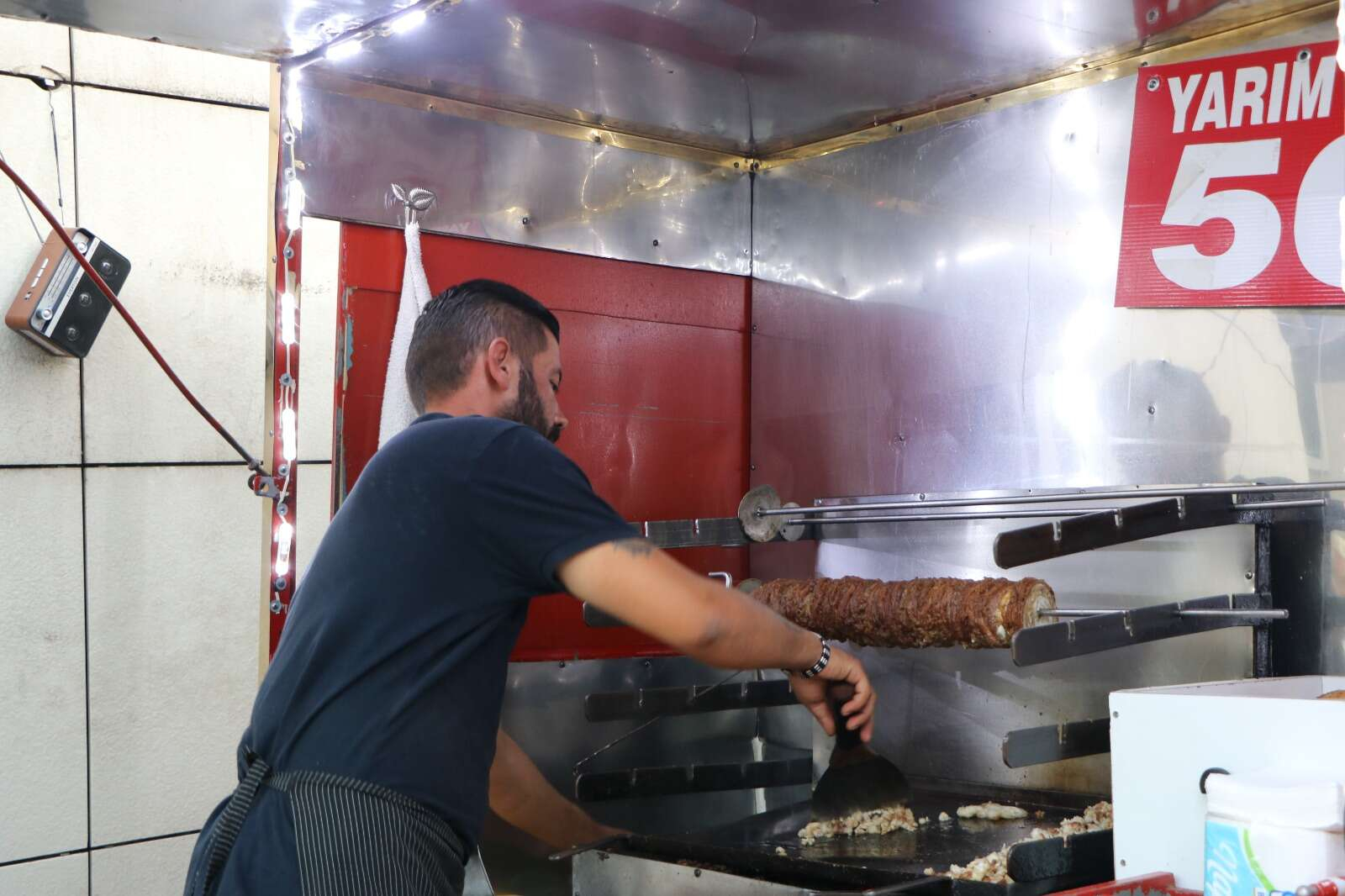 Türkiye’nin Avrupa Birliğine girmesi konusu yine gündemde. Gıda Yönetmeliği’ne göre sokakta kokoreç satılmamalı. Ülkemiz yeniden kokoreç sınavı mı verecek düşüncesi ise kafa karıştırıyor