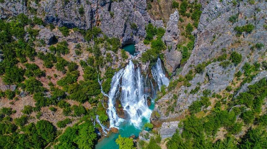 Yaz mevsiminde hava sıcaklığı en yüksek 15 dereceye ulaşan, bu özelliğiyle yayla havasına sahip şelalenin suyu, Manavgat ilçesinden Akdeniz'e ulaşıyor. 