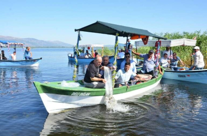 Denizli’de 25 su kaynağına 765 bin sazan yavrusu bırakıldı