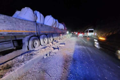 Muğla'da kaza: Tır refüje takıldı