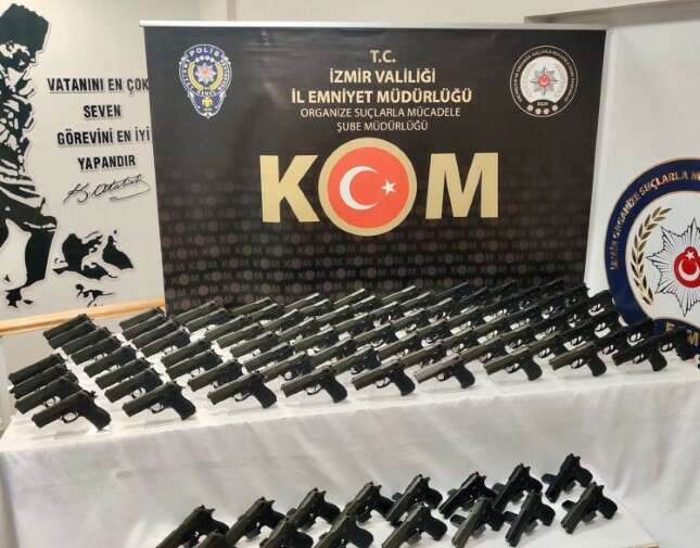 İzmir'de yasa dışı silah ticareti yaptığı tespit edilen şüphelinin Konak ve Buca ilçelerindeki adreslerine gerçekleştirilen baskınlarda, 92 ruhsatsız tabanca ve şarjörler ele geçirildi. İşlemlerinin ardından adliyeye sevk edilen şahıs tutuklandı.