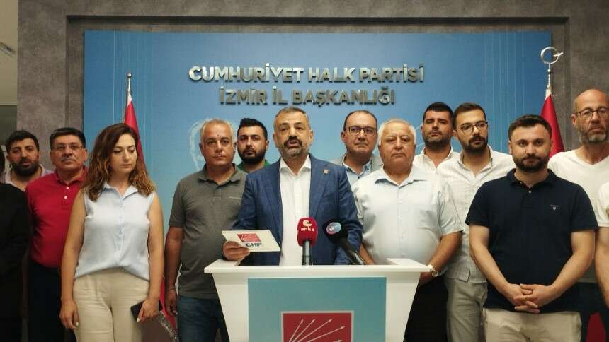 Açıklamayı yapan CHP İzmir İl Başkanı Şenol Aslanoğlu, Lozan’ın hafife alınmaması gerektiğine dikkat çekerken CHP tarafından sunulan yasa teklifiyle 24 Temmuz’un resmi tatil olması gerektiğini söyledi.