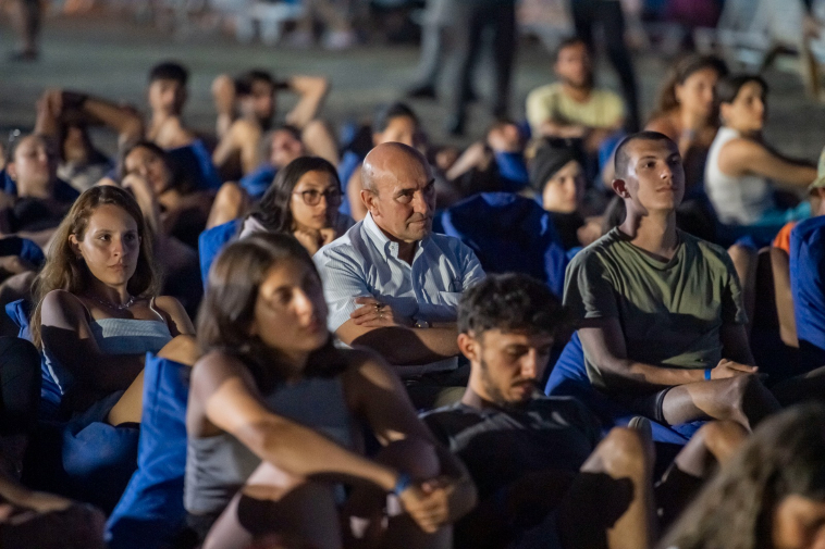 İzmir Büyükşehir Belediyesi, Türkiye’nin tapu senedi olarak adlandırılan 24 Temmuz Lozan Antlaşması’nın 100. Yıldönümü nedeniyle kutlama programı düzenledi. Kutlamaların ilki Foça Kumburun Sahili’nde düzenlenen gençlik kampıyla başladı. İki günlük kampın son gününde Milli Bayramlar Komitesi Başkanı Ulvi Puğ’un moderatörlüğünde Tarih Vakfı Başkan Yardımcısı Nurşen Gürboğa’nın katılımıyla “Gençlerle Lozan’ı konuşuyoruz” başlıklı söyleşi düzenlendi. Söyleşiyi İzmir Büyükşehir Belediye Başkanı Tunç Soyer, Foça Belediye Başkanı Fatih Gürbüz ile birlikte dinledi.