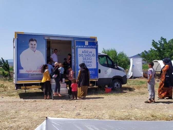 Kınık Belediyesi tarafından hayata geçirilen “Ağız ve Diş Sağlığı Gezici Teşhis ve Tedavi aracı” sağlık hizmetini mevsimlik tarım işçilerinin ayağına götürüyor