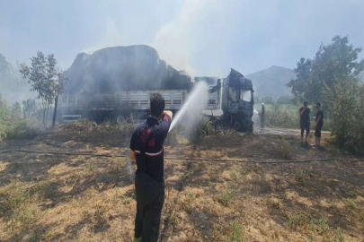 İzmir'de feci kaza! Saman yüklü tır cayı cayır yandı