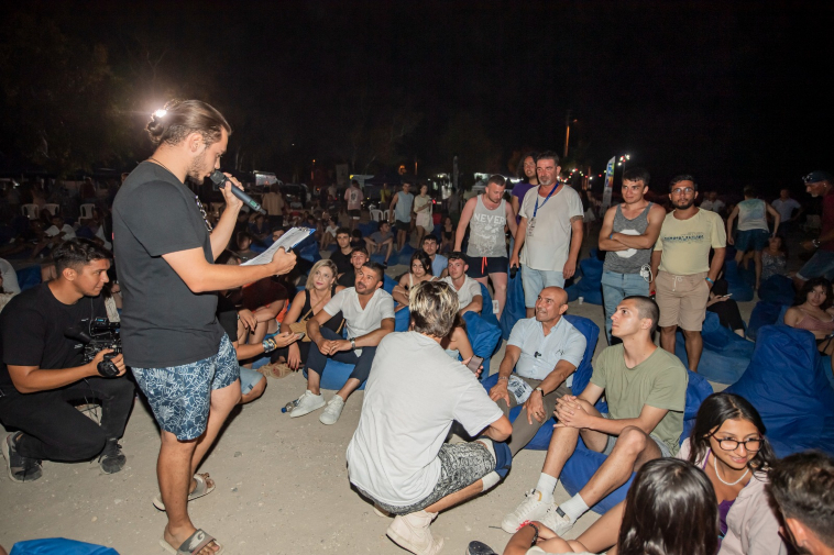 Söyleşinin ardından gençlere seslenen İzmir Büyükşehir Belediye Başkanı Tunç Soyer, Lozan’ın bu ülkenin varlık sebebi olduğunu belirterek, “Bu bir askeri zafer, siyasi zafer,  diplomatik zafer. Bu zaferin kazananı Ankara Hükümeti ise kaybedenleri de İngilizler, Fransızlar, İtalyanlar ve niceleri. Lozan için ‘tapu senedi’ derler. Buna da bütün kalbimle inanıyorum. Bizim en güçlü dayanağımız, varlık sebebimiz Lozan’dır. Yüzyıl öncesinde yanmış, yıkılmış coğrafyada, büyük bir yoksulluğun hakim olduğu coğrafyada yeni bir devlet kurmak ve oradan muasır medeniyetler seviyesine yol almaya başlamak büyük bir mucize. Mustafa Kemal Atatürk gerçekten olağanüstü bir deha, bir lider ve büyük bir kumandan. Lozan’da azınlıklar meselesi, kabotaj meselesi hala aslında tartışması bitmemiş meseleler. Lozan’ın yüzyıl önce elde ettiği kazanımlar, hala acaba bir yerden geri ittirilebilir mi, hala bir yerlerden geri götürülebilir mi beklentisi var bazılarında” diye konuştu.