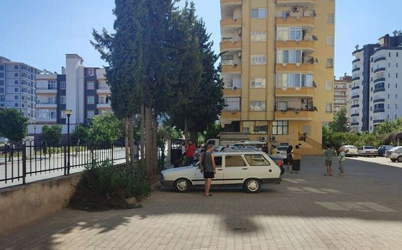 İlk belirlemelere göre, Kozan ilçesi Tufanpaşa Mahallesi'ndeki metruk bir binada, deprem nedeniyle hasar meydana geldi. Kısmen zarar gören ve kimsenin yaşamadığı bina çevresinde önlem alındı.